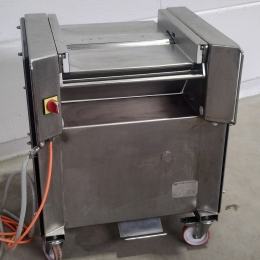 skinning machine varlet